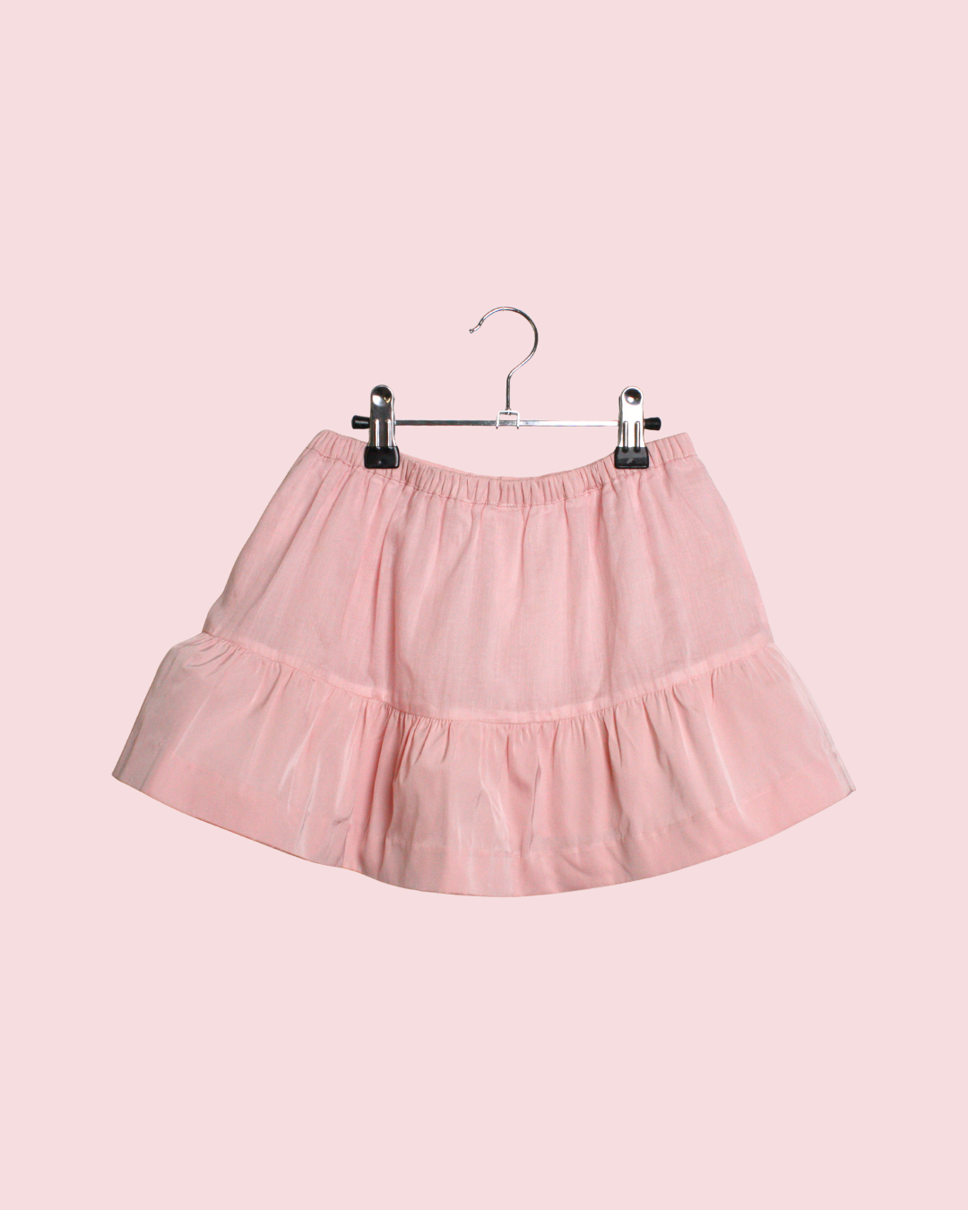 Jupe courte rose à volant et signature 4 ans