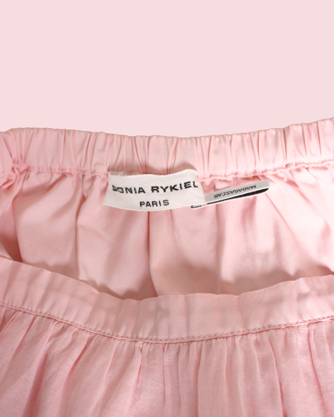 Jupe courte rose à volant et signature 4 ans