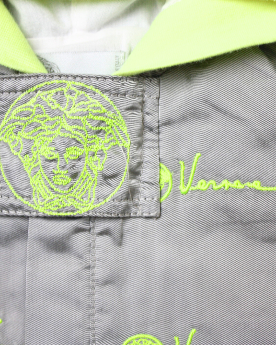 Veste à capuche fluo et argent 3 mois