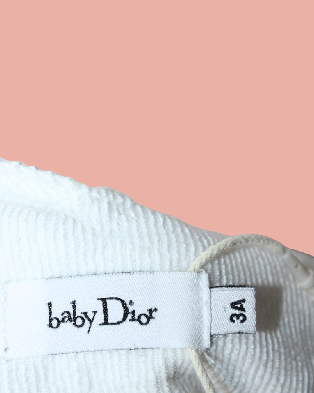 Robe blanche en velours et bijoux dorés 3 ans