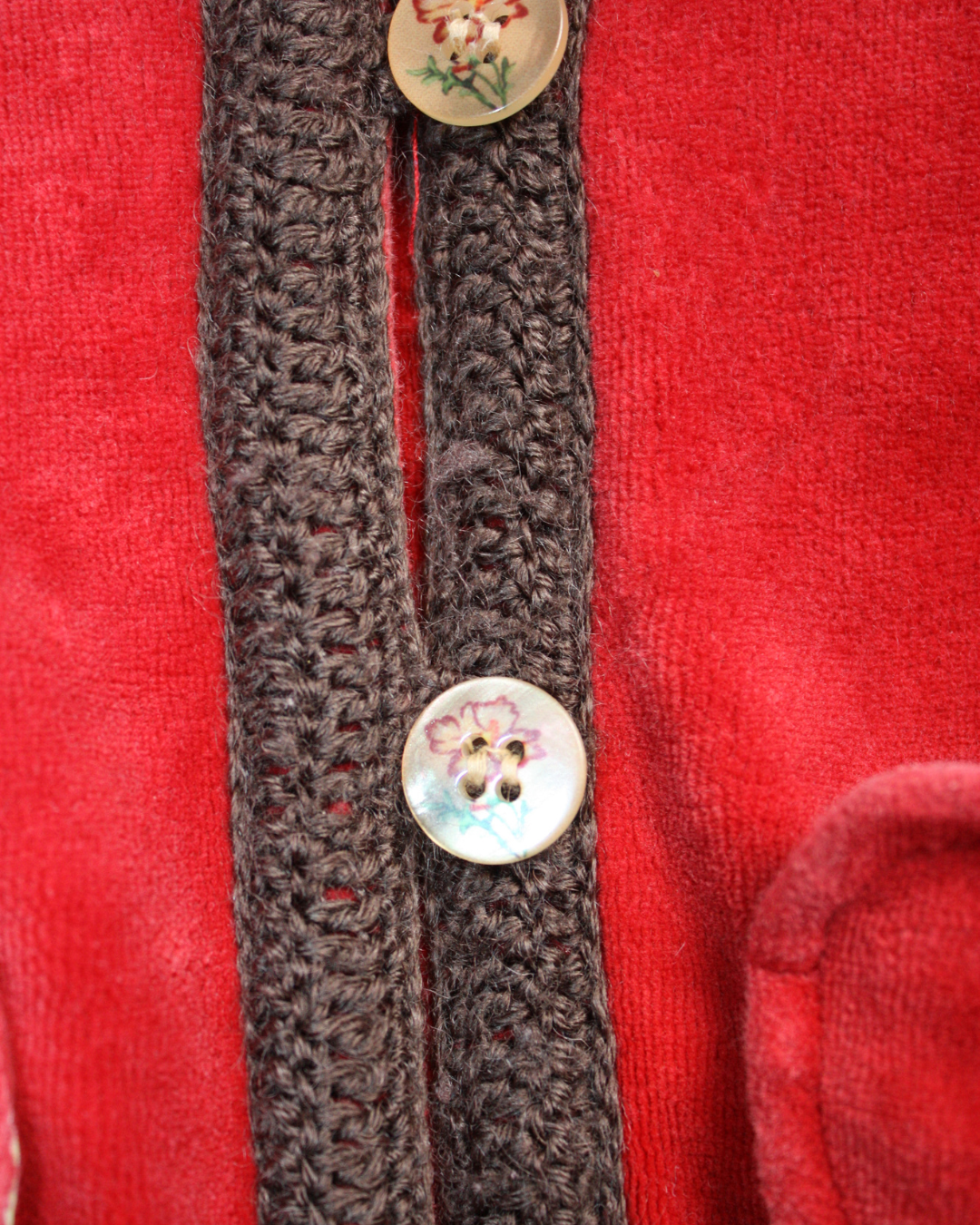 Gilet en velours rouge et broderies 4 ans