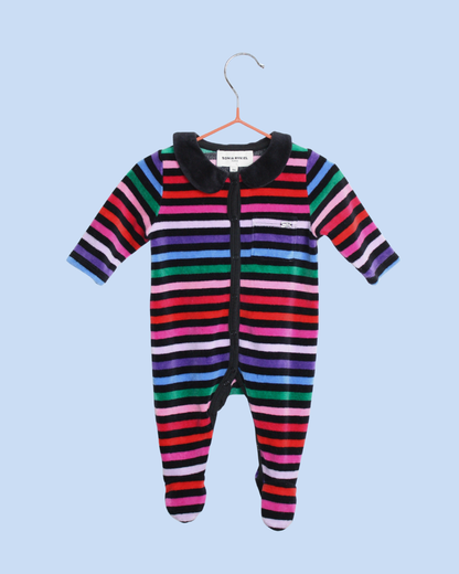 Pyjama Sonia Rykiel en velours à rayures pour bébé d'un mois.