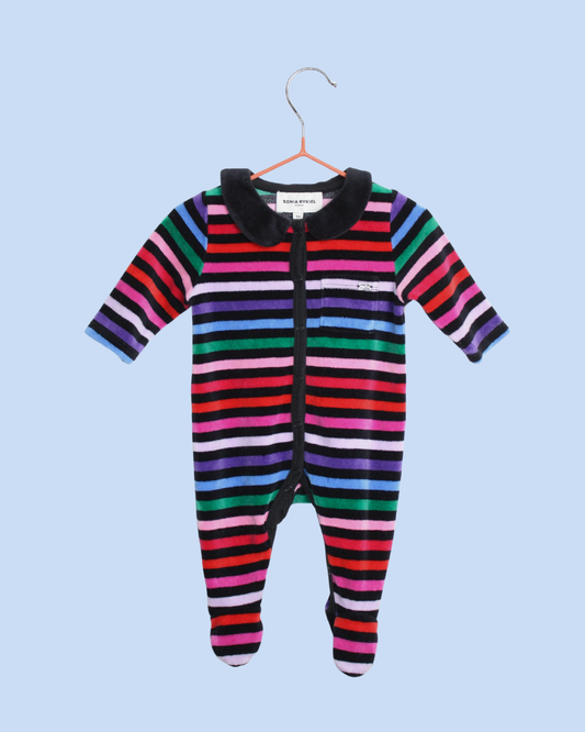 Pyjama Sonia Rykiel en velours à rayures pour bébé d'un mois.
